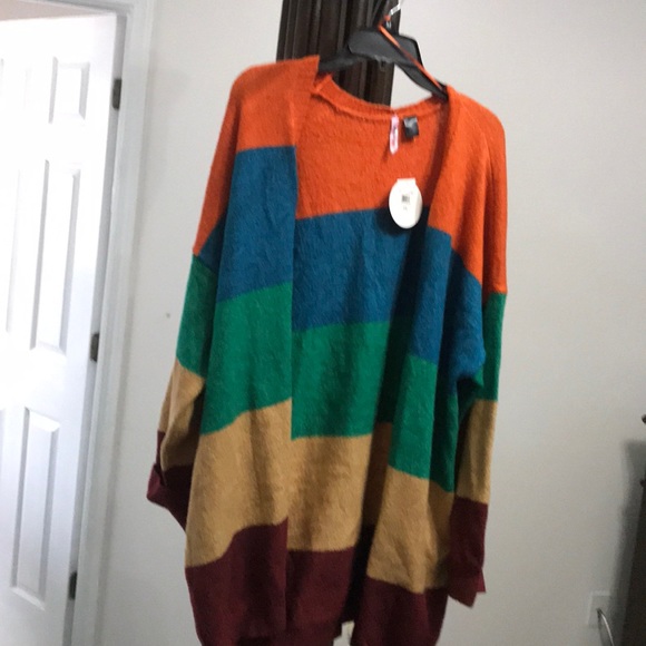 Beautiful sweater #MUST HAVE#..‼️‼️💯🙏🏾🙏🏾 - Picture 2 of 5